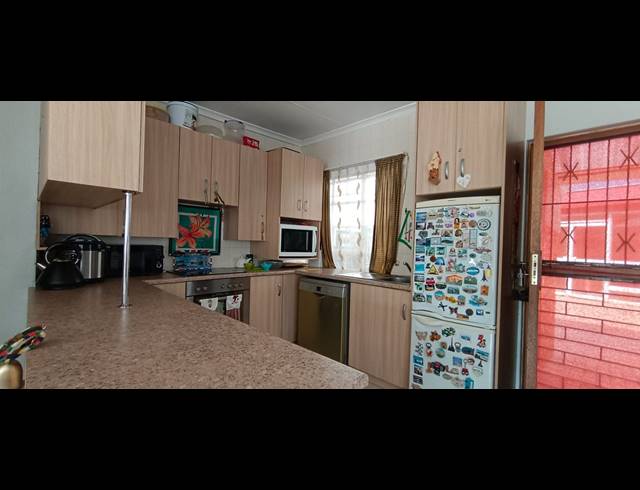 2 BEDROOM TOWNHOUSE FOR SALE IN SUNAIR PARK